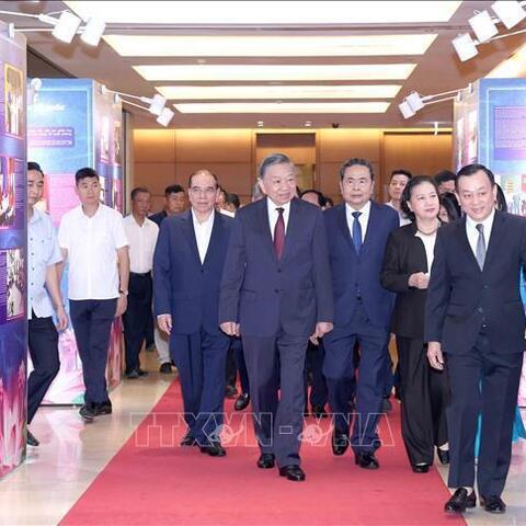 Tổng Bí thư, Chủ tịch nước Tô Lâm cùng lãnh đạo Đảng, Nhà nước tham quan triển lãm 'Những tấm gương bình dị mà cao quý'
