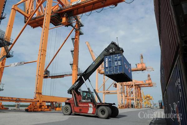 Xuất nhập khẩu tăng tốc giữa biến động toàn cầu