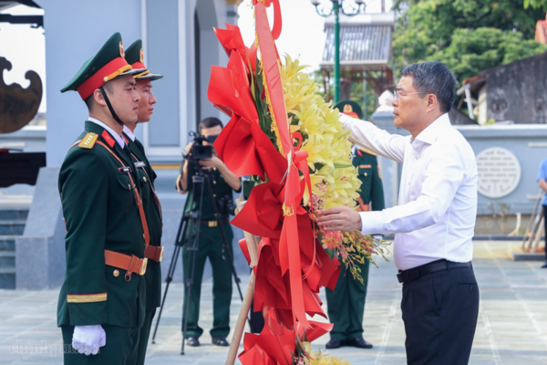 Thủ tướng dâng hương tưởng niệm các Anh hùng liệt sĩ và tặng quà người có công tại Lạng Sơn