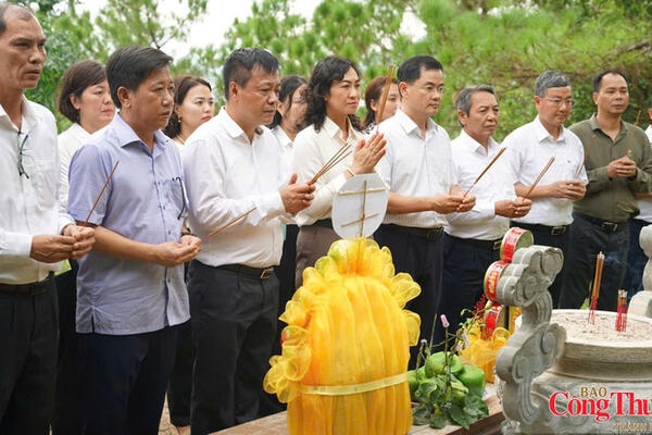 Đoàn công tác Bộ Công Thương dâng hương tưởng niệm các Anh hùng liệt sĩ tại Quảng Trị
