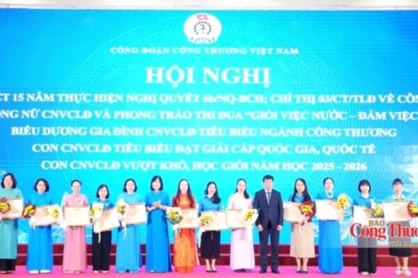 'Giỏi việc nước, đảm việc nhà': Dấu ấn cống hiến của phụ nữ Công Thương