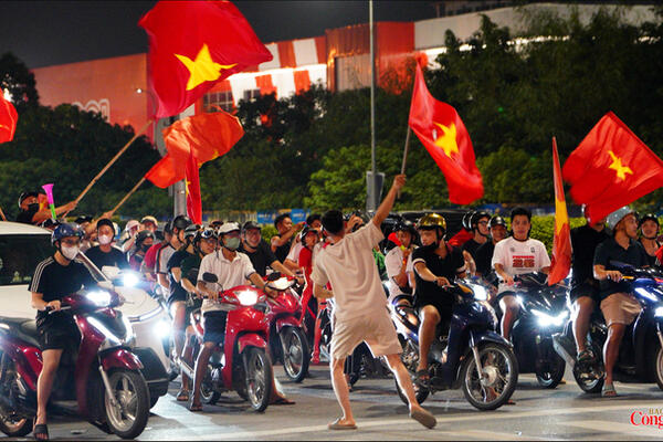 Thủ đô Hà Nội rợp cờ đỏ sao vàng, trắng đêm ăn mừng Đội tuyển Việt Nam vô địch