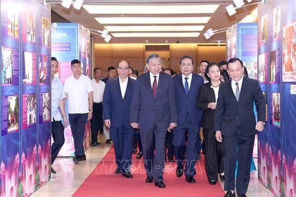 Tổng Bí thư, Chủ tịch nước Tô Lâm cùng lãnh đạo Đảng, Nhà nước tham quan triển lãm 'Những tấm gương bình dị mà cao quý'