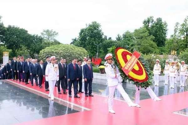 Lãnh đạo Đảng, Nhà nước đặt vòng hoa tại Đài tưởng niệm các Anh hùng liệt sĩ