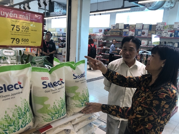 phuc vu mua sam cuoi nam saigon coop dua sieu thi coopmart sca pham van chieu vao hoat dong