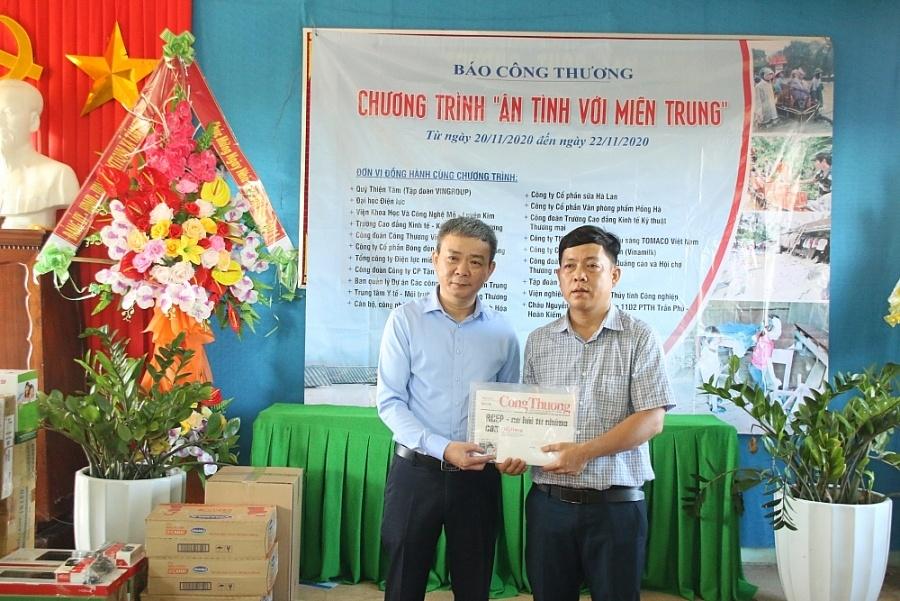 Chương trình “Ân tình với miền Trung”: Tiếp sức thầy trò vùng lũ Tân Trạch