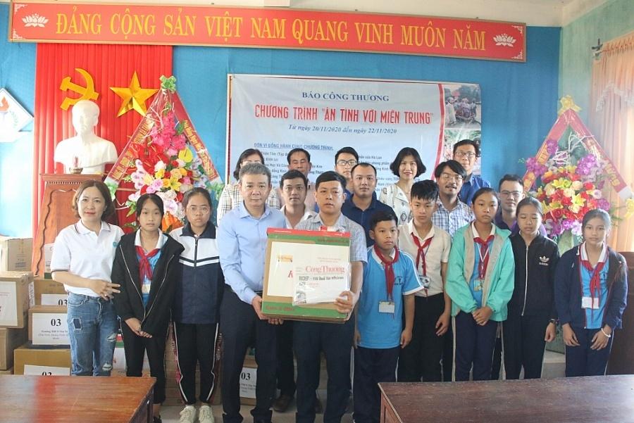 Chương trình “Ân tình với miền Trung”: Tiếp sức thầy trò vùng lũ Tân Trạch