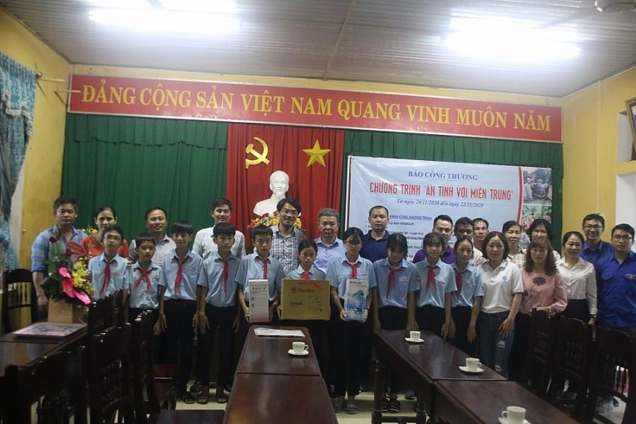 Chương trình “Ân tình với miền Trung”: Tiếp sức thầy trò vùng lũ Tân Trạch