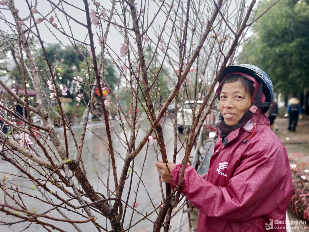 Nghệ An: Người buôn đào quất 'khóc ròng' vì cơn mưa cuối năm