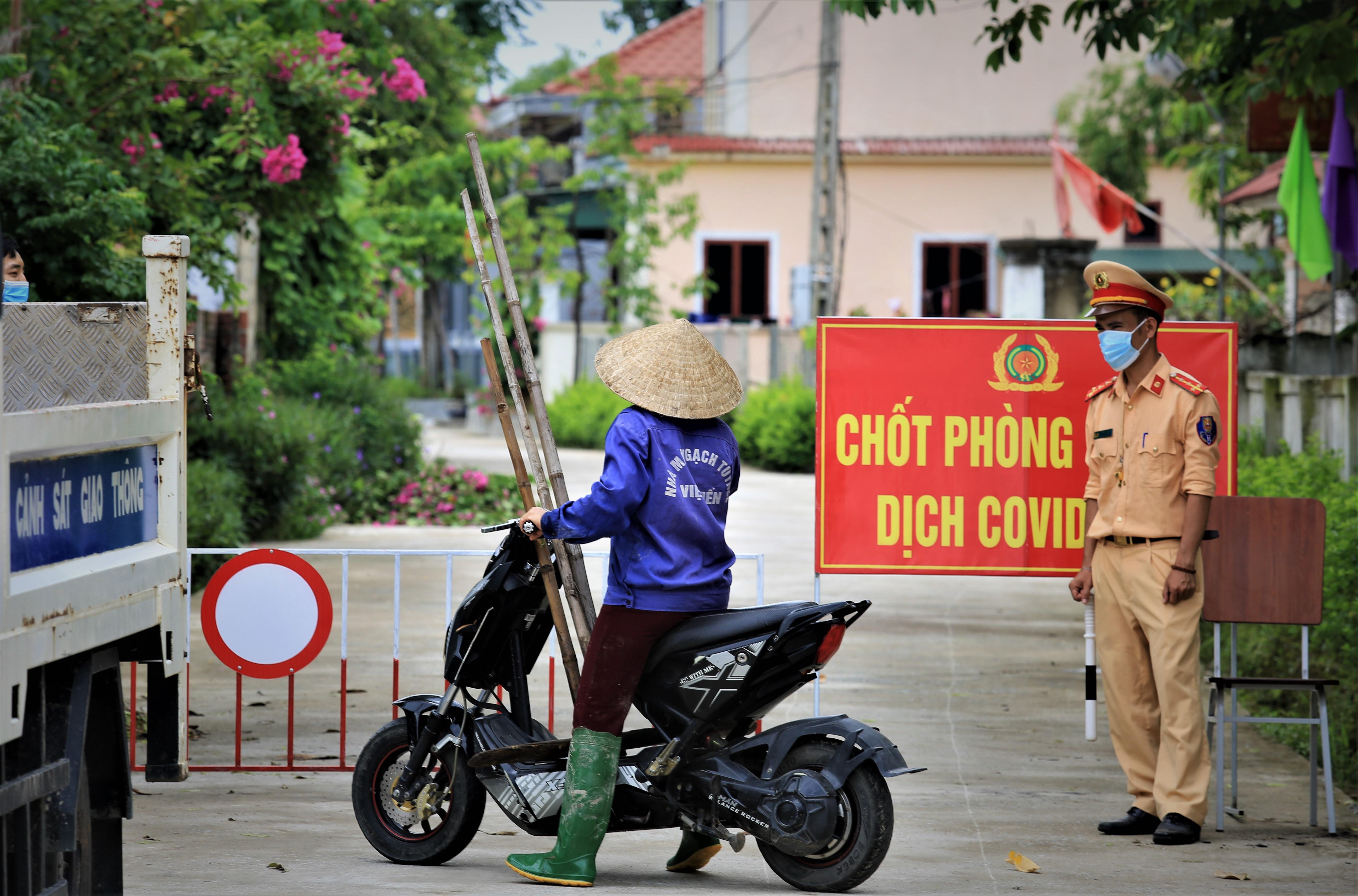 Hà Tĩnh cách ly y tế theo Chỉ thị 16 đối với 8 thôn của xã Tân Lâm Hương, huyện Thạch Hà. Ảnh: Phạm Trường.