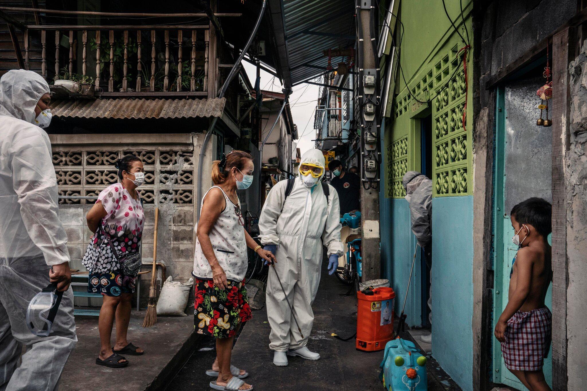 Nhân viên y tế đến phun khử trùng một nhà dân ở Bangkok, Thái Lan vào tháng 5. Ảnh: New York Times.