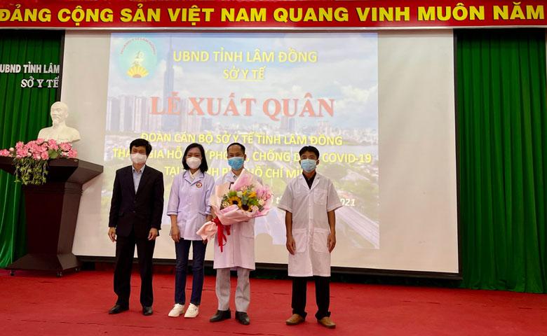 Giám đốc Sở Y tế Lâm Đồng Nguyễn Đức Thuận trao quyết định và tặng hoa cho đoàn công tác do BSCKI Trần Thành – Phó trưởng Khoa Y học cổ truyền Bệnh viện Phục hồi chức năng Lâm Đồng làm Trưởng đoàn và 2 Phó trưởng đoàn