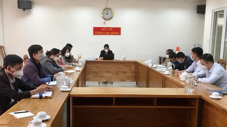 Tại điểm cầu Sở Y tế Lâm Đồng, Dược sĩ Chuyên khoa II Huỳnh Thị Phương Duyên - Phó Giám đốc Sở Y tế chủ trì hội nghị