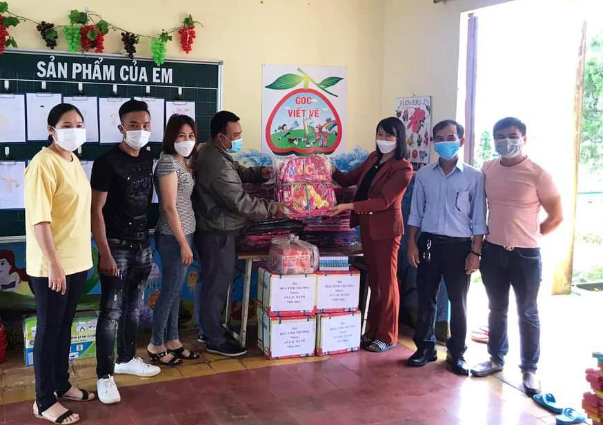 Nhóm thiện nguyện An Lạc Hạnh trao quà cho đại diện các trường học