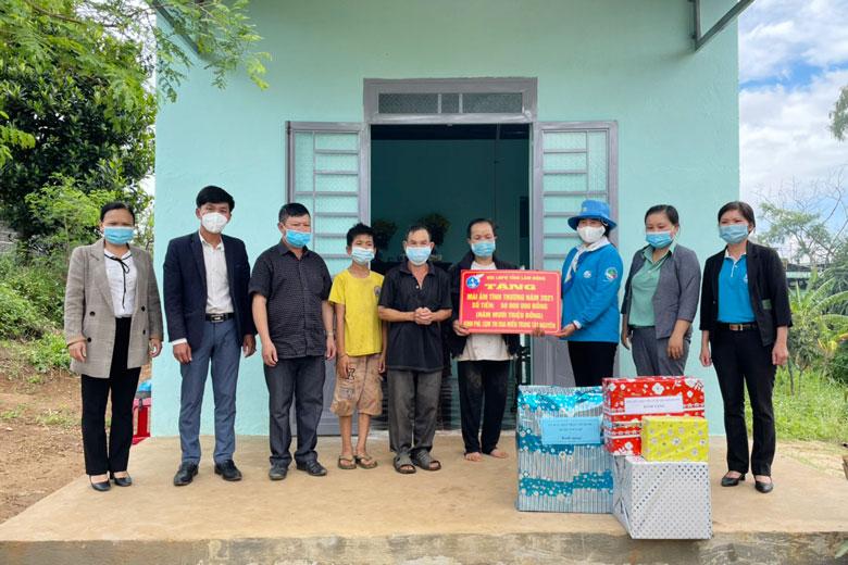 Bà Phạm Thị Ánh Tuyết - Chủ tịch Hội LHPN tỉnh bàn giao mái ấm tình thương cho gia đình chị Xinh