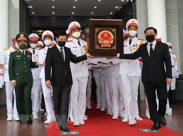 Chủ tịch Quốc hội Vương Đình Huệ và Thường trực Ban Bí thư Võ Văn Thưởng thực hiện nghi thức di quan Đại tướng Phùng Quang Thanh