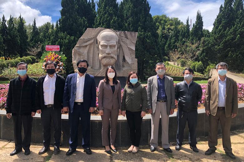 Dâng hoa kỷ niệm 158 năm ngày sinh bác sĩ Alexander Yersin