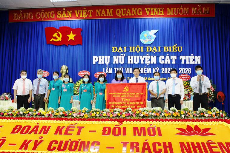 Ban Thường vụ Huyện ủy Cát Tiên tặng bức trướng chúc mừng Đại hội