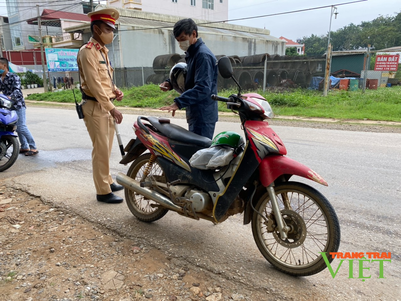 Cảnh sát giao thông Mai Sơn: Đảm bảo an toàn giao thông gắn với phòng, chống dịch Covid-19 - Ảnh 2.