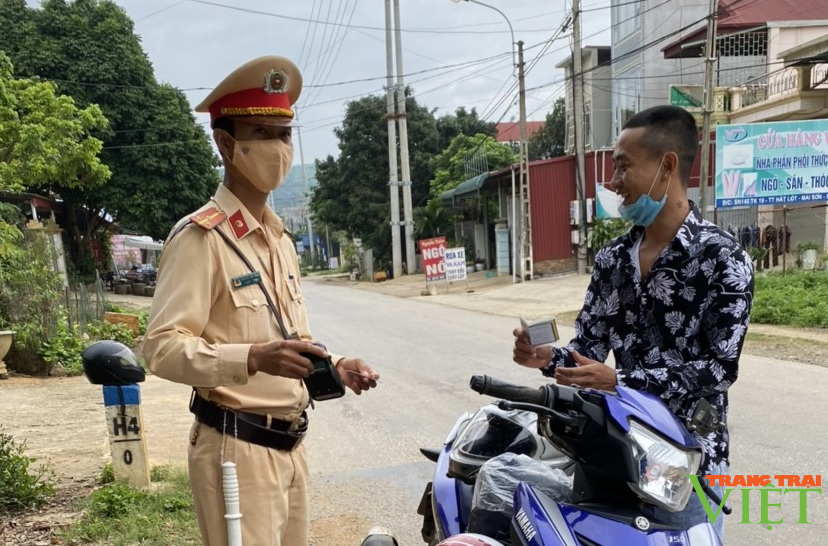 Cảnh sát giao thông Mai Sơn: Đảm bảo an toàn giao thông gắn với phòng, chống dịch Covid-19 - Ảnh 3.