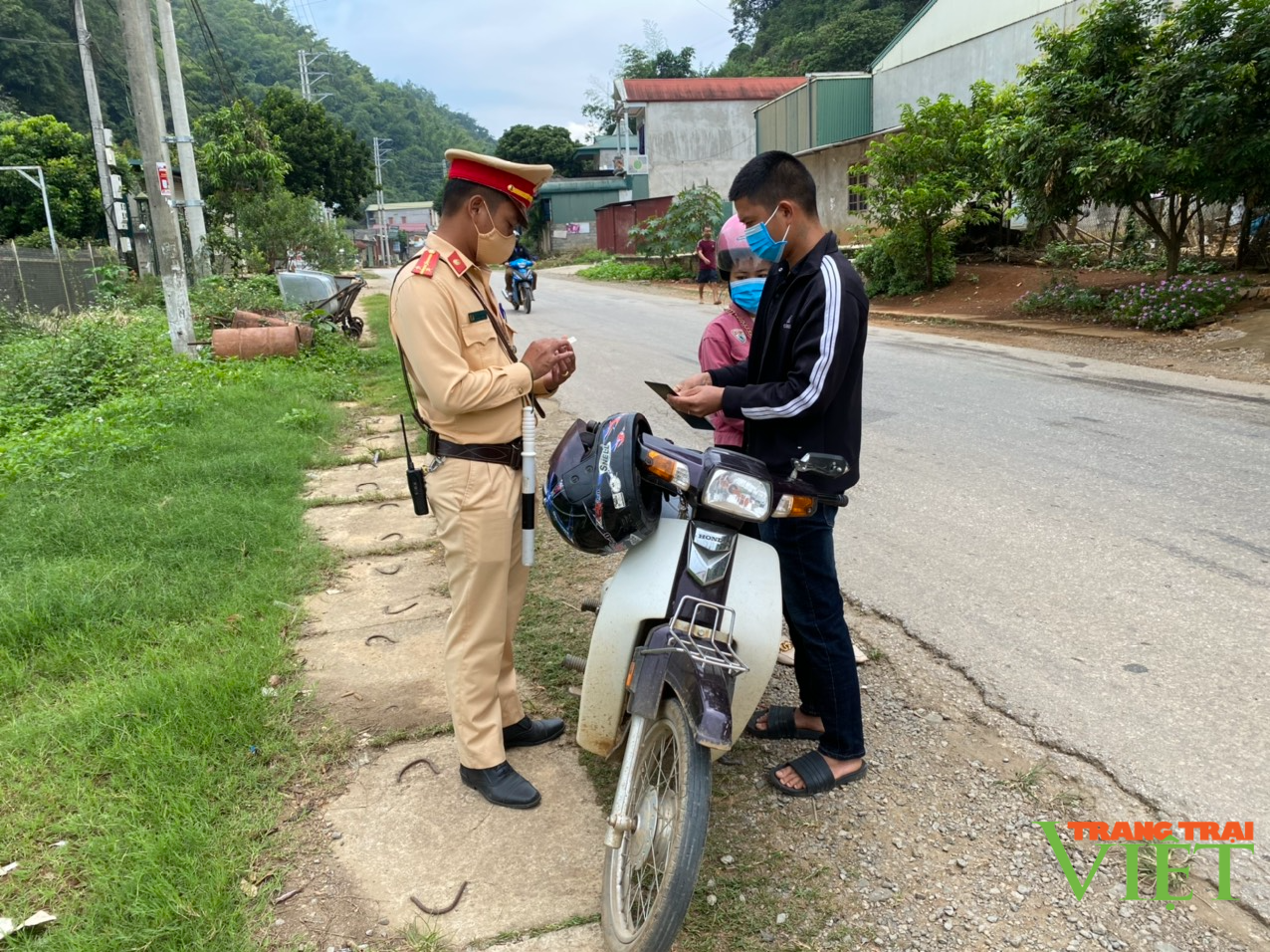 Cảnh sát giao thông Mai Sơn: Đảm bảo an toàn giao thông gắn với phòng, chống dịch Covid-19 - Ảnh 7.