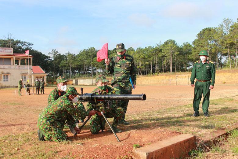 Tham gia kiểm tra bắn gồm có 15 Tiểu đoàn trưởng dự bị động viên của Ban CHQS các huyện, thành phố và Trung đoàn Bộ binh 994