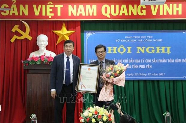 Tom hum bong Phu Yen duoc trao bang bao ho Chi dan dia ly hinh anh 1