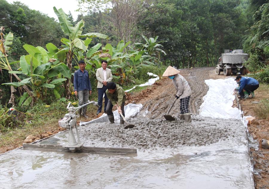 Nhân dân xã Liên Hiệp chung sức làm đường bê tông nông thôn.