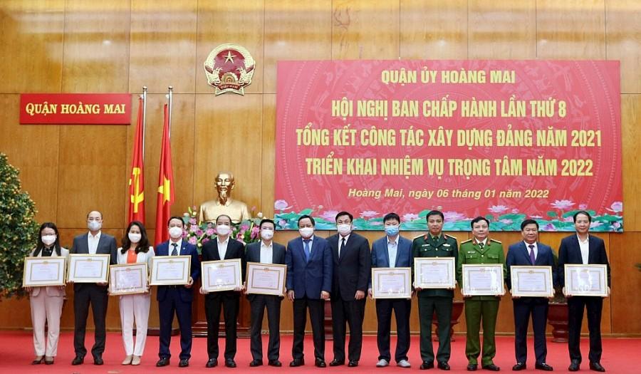 Các tổ chức cơ sở Đảng nhận Giấy khen hoàn thành xuất sắc nhiệm vụ năm 2021.