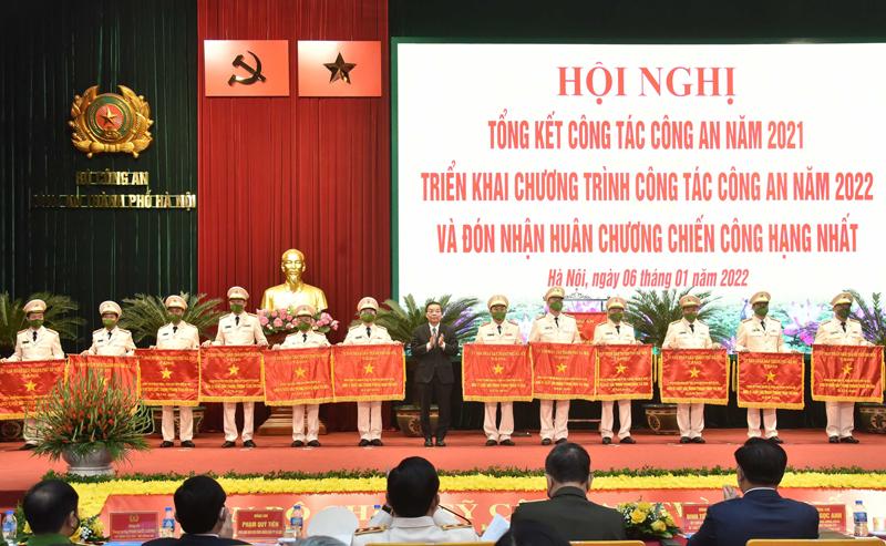 Chủ tịch UBND thành phố Hà Nội Chu Ngọc Anh trao Cờ thi đua của thành phố cho các đơn vị có thành tích xuất sắc.