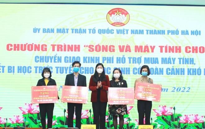 Chủ tịch Ủy ban MTTQ Việt Nam TP Hà Nội Nguyễn Lan Hương chuyển giao kinh phí mua thiết bị học trực tuyến cho học sinh có hoàn cảnh khó khăn.