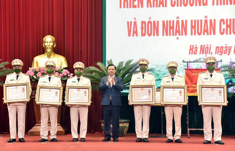 Bí thư Thành ủy Hà Nội Đinh Tiến Dũng trao Huân chương cho các cá nhân và tập thể có thành tích xuất sắc.