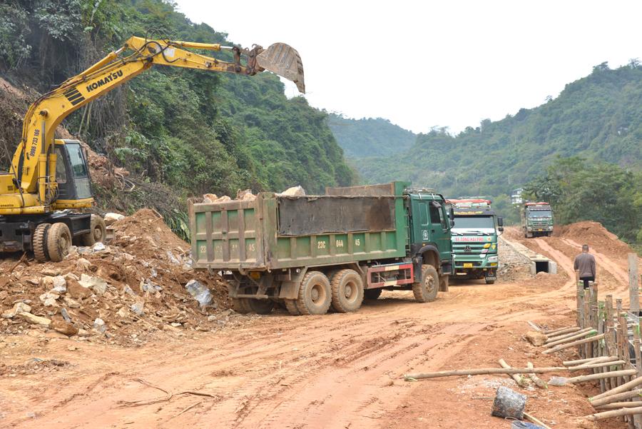 Đẩy nhanh tiến độ thi công đường Phùng Hưng (thành phố Hà Giang).                                            Ảnh: VĂN NGHỊ