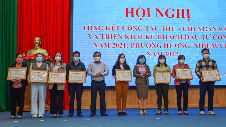 Phó Chủ tịch HĐND huyện Nguyễn Thị Tố Loan và Phó Chủ tịch UBND huyện Lê Nguyên Hoàng trao giấy khen cho các tập thể, cá nhân có thành tích xuất sắc trong công tác thu ngân sách