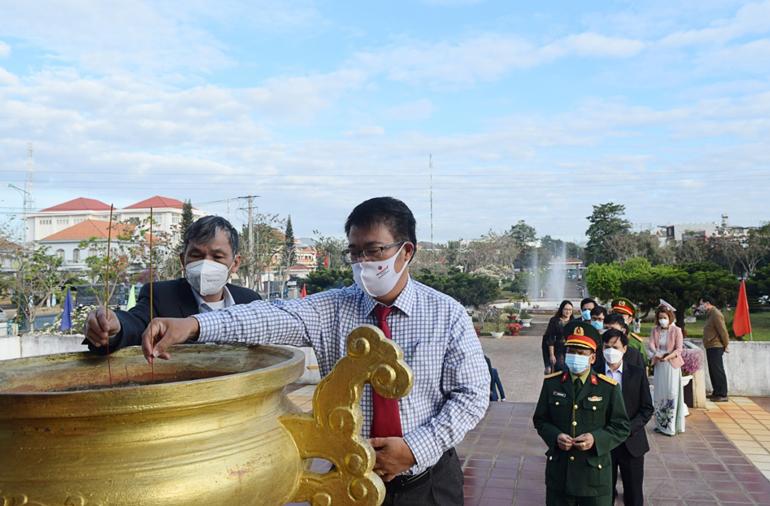 Lãnh đạo huyện Đức Trọng thành kính dâng hương tưởng nhớ các Anh hùng liệt sỹ