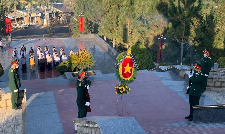 Lãnh đạo Huyện ủy, HĐND, UBND, Ủy ban MTTQ huyện viếng Đài tưởng niệm liệt sỹ huyện