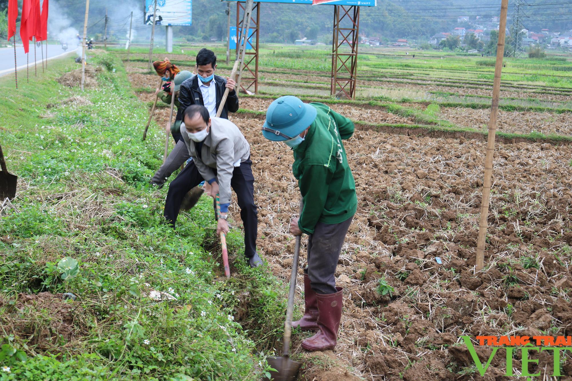 Nông thôn Tây Bắc: Thuận Châu phát động toàn dân ra quân làm thủy lợi mùa khô năm 2022 - Ảnh 3.