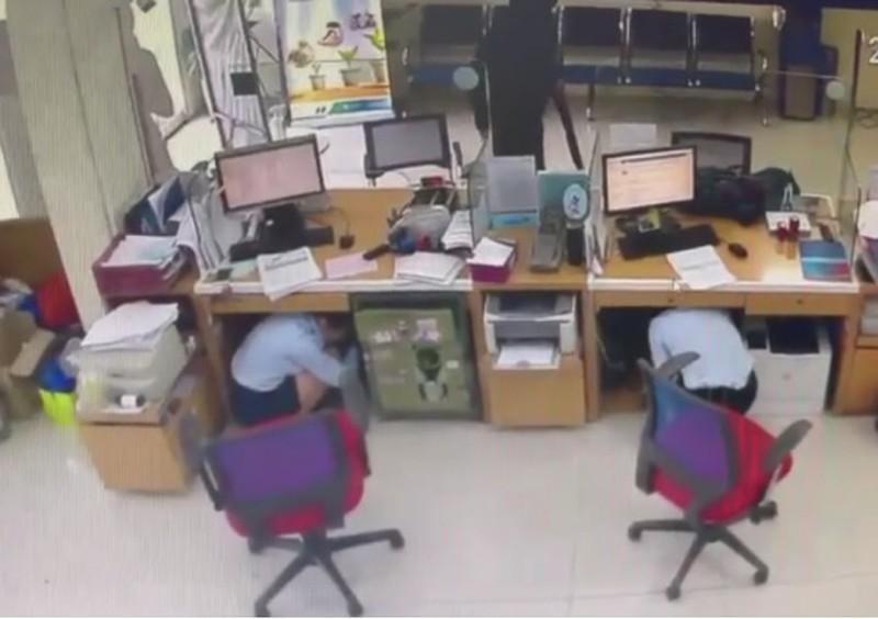 Hình ảnh camera ghi lại khi tên cướp đột nhập ngân hàng.
