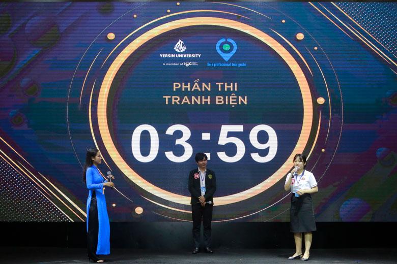 Các thi sinh tham gia phần thi tranh biện