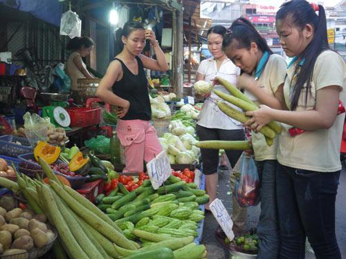 Công nhân đi chợ chỉ dám mua mớ rau, cái đậu, sống trong nhà trọ ẩm thấp ẢNH: VĂN DUẨN