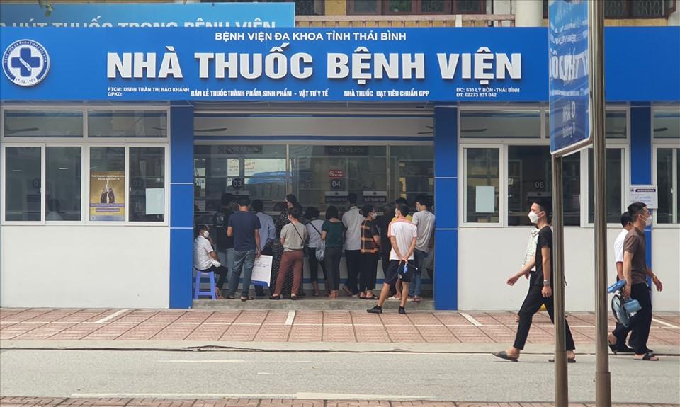 Bệnh nhân, người nhà bệnh nhân phải chen chúc mang đơn thuốc đi mua từ cây kim, sợi chỉ, bông gạc hay bơm tiêm, dây truyền... ở nhà thuốc trong Bệnh viện Đa khoa tỉnh Thái Bình. Ảnh: T.D