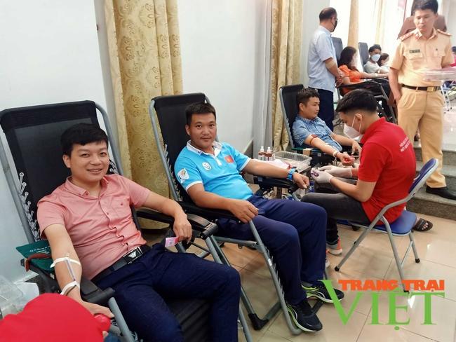 Lai Châu: Ngày hội hiến máu "Giọt hồng sông Đà", tôn vinh người hiến máu tiêu biểu   - Ảnh 1.