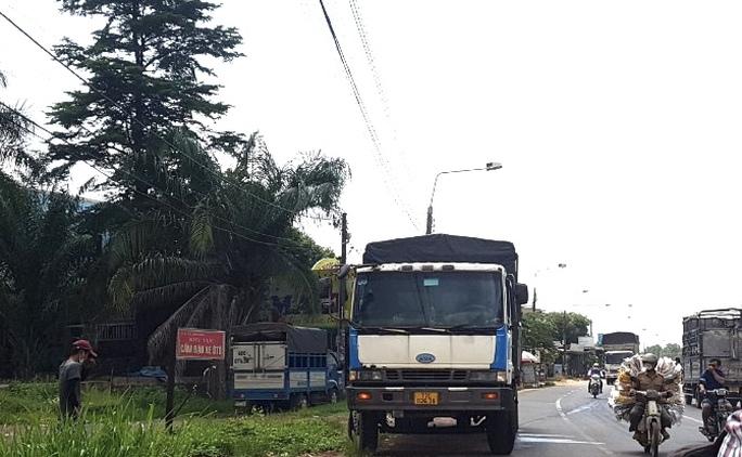 Đồng Nai: Xe tải rò hóa chất, hàng trăm người đi đường cay mắt, khó thở - Ảnh 2.