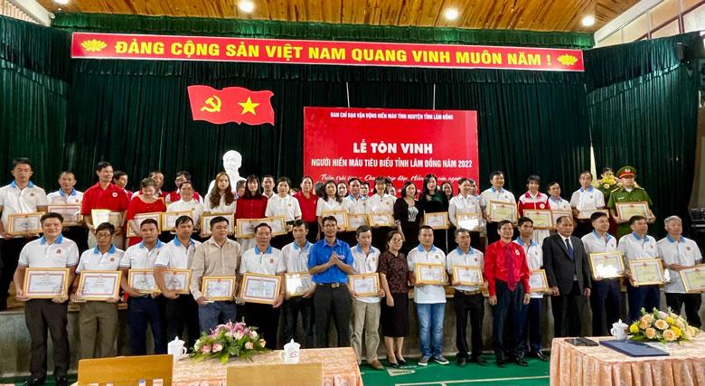 Tôn vinh 65 gia đình, tập thể, cá nhân tiêu biểu toàn tỉnh trong phong trào HMTN