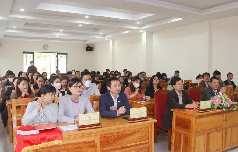 Các đại biểu và học viên tham gia buổi lễ