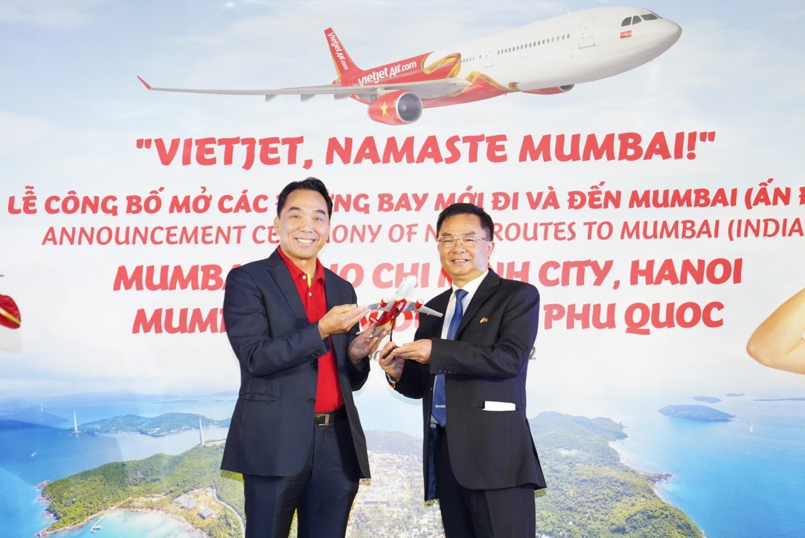 Ông Nguyễn Anh Tuấn - Thành viên Hội đồng quản trị Vietjet tặng quà lưu niệm cho ông Hoàng Tùng - Tổng lãnh sự Việt Nam tại Mumbai