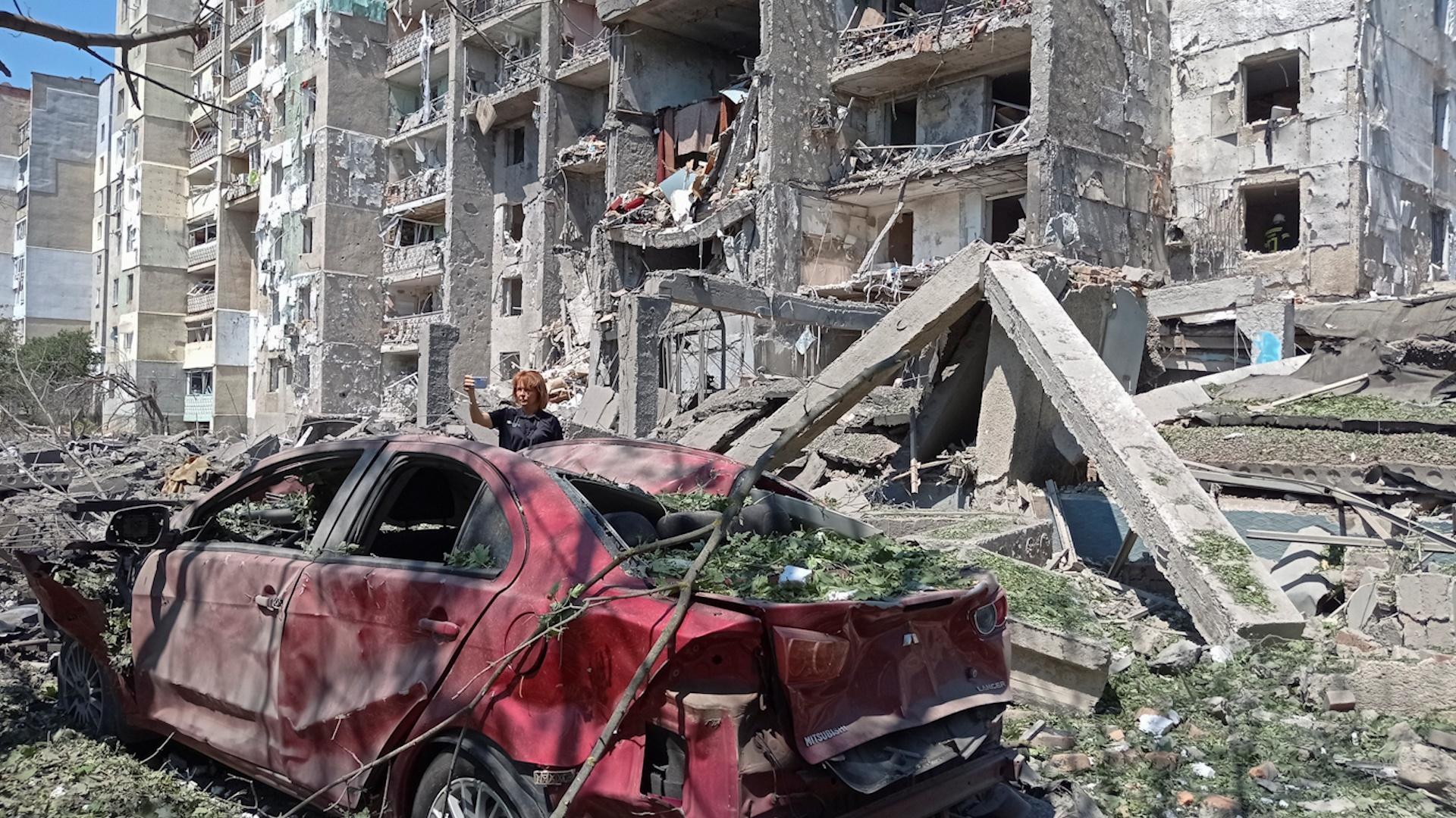 Chung cư ở thành phố Odesa bị phá hủy do trúng pháo kích của Nga hôm 1/7. Ảnh: Reuters.