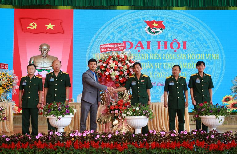 Anh Trần Đức Trung – Phó Bí thư Tỉnh Đoàn tặng hoa chúc mừng đại hội