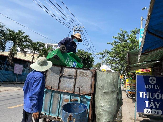 Phương tiện thu gom rác chưa được đầu tư, chuẩn hóa. Ảnh: THU HỒNG.