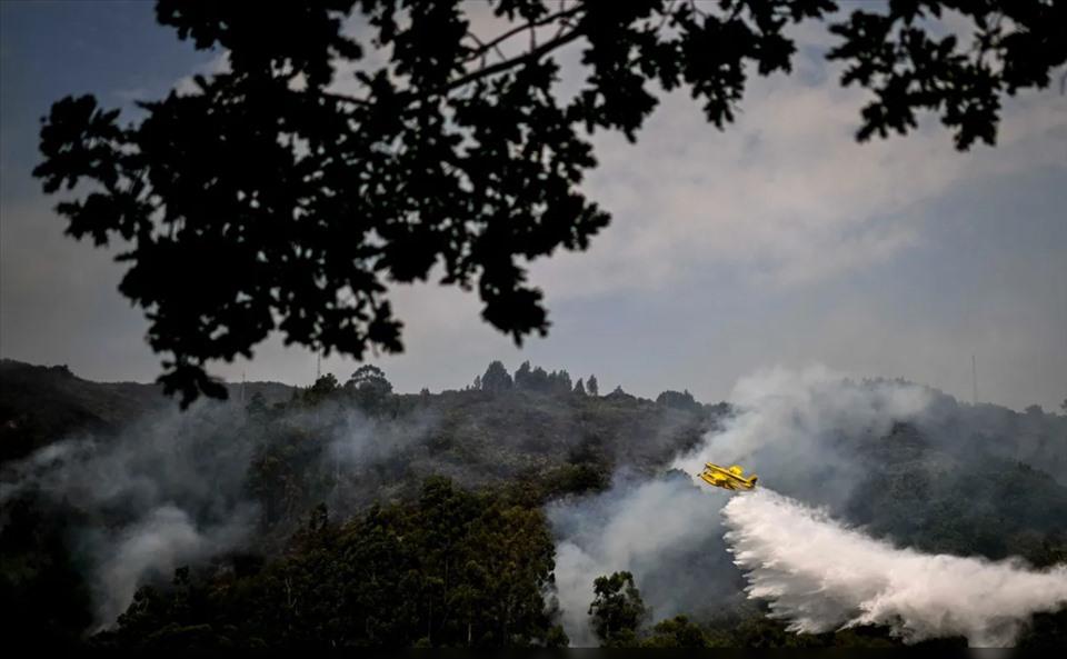 Trực thăng tham gia chữa cháy rừng gần Bustelo, phía bắc Bồ Đào Nha, ngày 16.7.2022. Ảnh: AFP.